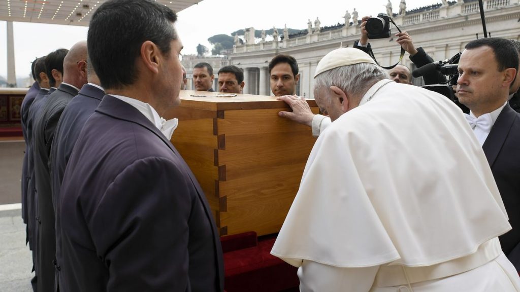 Homilía del Papa francisco en la Misa exequial por el Sumo Pontífice ...